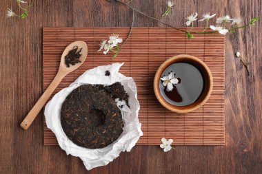 Düz kompozisyon aromatik pu-erh çayı ile ahşap masa üzerinde.
