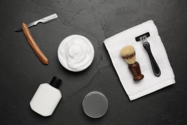 Siyah desenli sehpanın üzerinde erkek traş aletleri var.