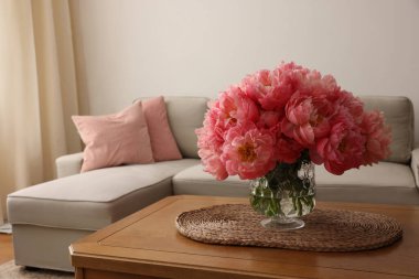 Evdeki masadaki vazoda güzel pembe şakayıklar, mesaj için yer. İç tasarım