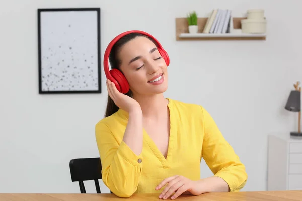 Ευτυχισμένη Γυναίκα Ακουστικά Απολαμβάνοντας Μουσική Στο Σπίτι — Φωτογραφία Αρχείου
