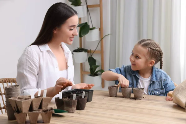 Mor Och Dotter Planterar Grönsaksfrön Torvkrukor Med Jord Vid Träbordet — Stockfoto