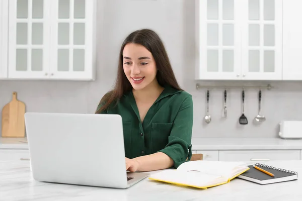 Thuis Werken Gelukkig Vrouw Typen Laptop Aan Marmeren Bureau Keuken — Stockfoto