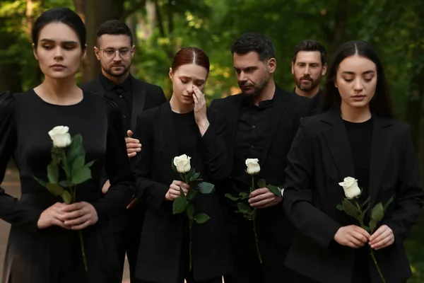 장례식 사람들 야외에서 슬퍼하고 — 스톡 사진