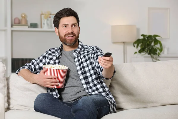 快乐的男人在屋里看电视 沙发上放爆米花 — 图库照片