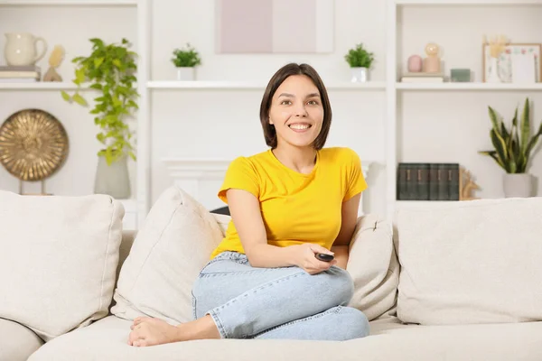 Ευτυχισμένη Γυναίκα Βλέποντας Τηλεόραση Στον Καναπέ Στο Σπίτι — Φωτογραφία Αρχείου