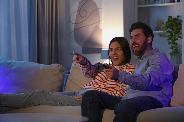Szczęśliwa Para Ogląda Telewizję Kanapie Domu Miejsce Tekst — Zdjęcie stockowe