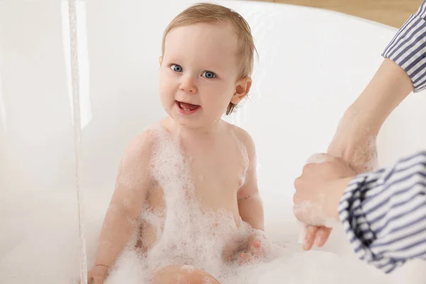Mother Washing Her Little Baby Tub Home Closeup — Stock Photo, Image