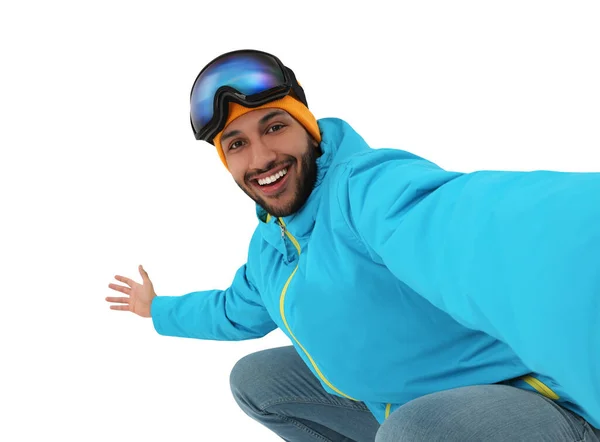 Jovem Sorridente Com Óculos Esqui Tomando Selfie Fundo Branco — Fotografia de Stock