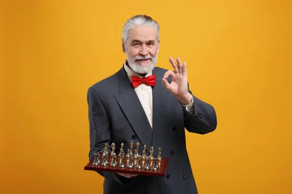 Man Chessboard Game Pieces Showing Gesture Orange Background — Stock Photo, Image