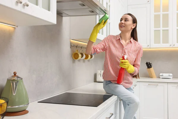Καθαρισμός Νεαρή Γυναίκα Τακτοποιεί Την Κουζίνα Στο Σπίτι — Φωτογραφία Αρχείου