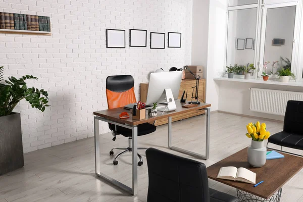 Elegante Lugar Trabajo Del Director Con Muebles Cómodos Zona Espera — Foto de Stock
