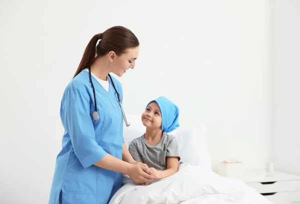 Καρκίνος Της Παιδικής Ηλικίας Γιατρός Και Ασθενής Στο Νοσοκομείο — Φωτογραφία Αρχείου