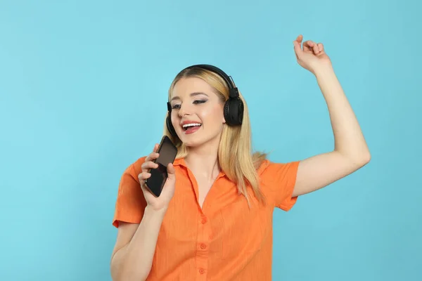 Ευτυχισμένη Γυναίκα Στα Ακουστικά Απολαμβάνοντας Μουσική Και Τραγούδι Smartphone Γαλάζιο — Φωτογραφία Αρχείου