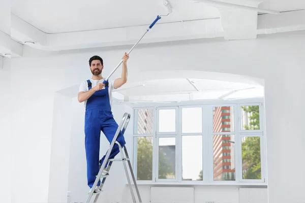 Handyman Schilderen Plafond Met Roller Trap Ladder Kamer — Stockfoto