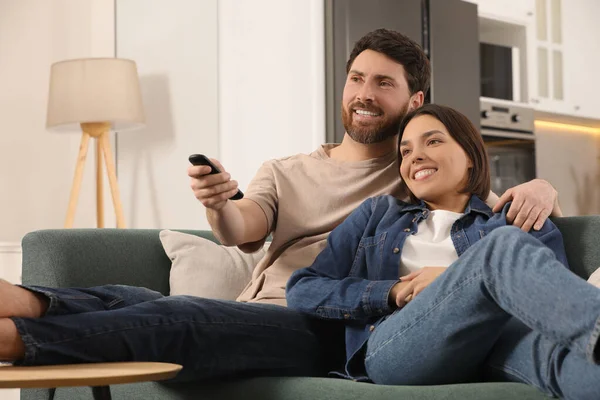 Ευτυχισμένο Ζευγάρι Βλέποντας Τηλεόραση Στον Καναπέ Στο Σπίτι — Φωτογραφία Αρχείου
