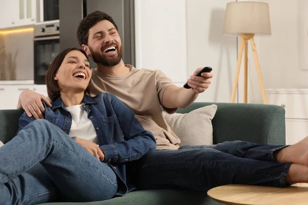 Ευτυχισμένο Ζευγάρι Βλέποντας Τηλεόραση Στον Καναπέ Στο Σπίτι — Φωτογραφία Αρχείου