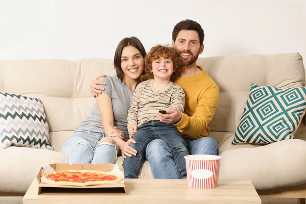 Šťastná Rodina Sleduje Televizi Popcornem Pizzou Pohovce — Stock fotografie