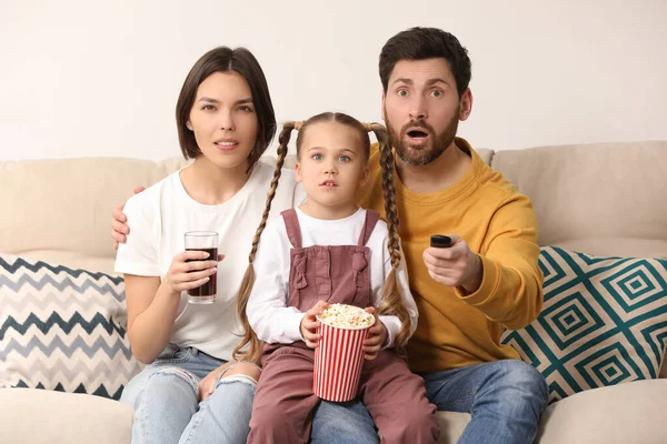 Familie Fernsehen Mit Popcorn Auf Sofa Drinnen — Stockfoto