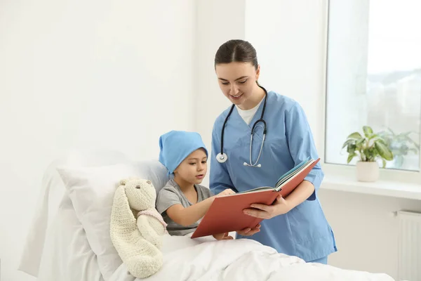Barncancer Läkare Och Patient Läser Bok Sjukhus — Stockfoto
