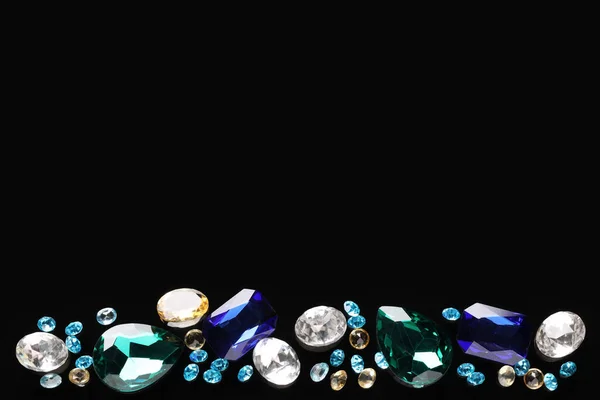 Různé Krásné Drahokamy Pro Šperky Černém Pozadí Byt Ležel Mezera — Stock fotografie