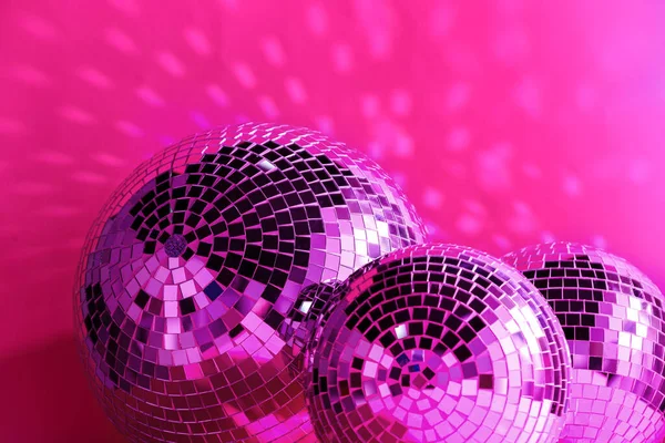 Wiele Błyszczące Kulki Disco Pobliżu Ściany Koloru Stonowane Kolorze Różowym — Zdjęcie stockowe