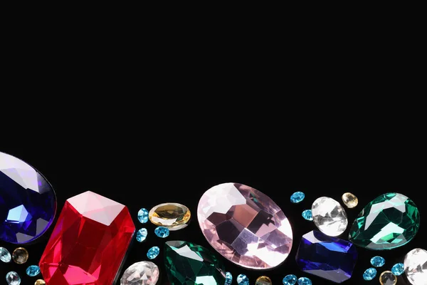 黑色背景的珠宝用的不同的漂亮宝石 平铺的 案文的篇幅 — 图库照片