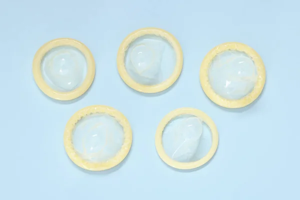 Preservativos Sobre Fondo Azul Claro Vista Superior Sexo Seguro —  Fotos de Stock