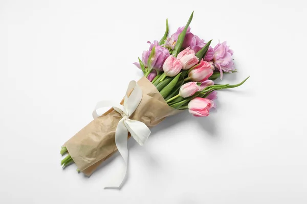 Όμορφο Μπουκέτο Από Πολύχρωμα Λουλούδια Τουλίπα Λευκό Φόντο Top View — Φωτογραφία Αρχείου
