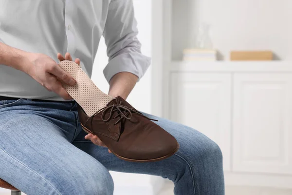 Homem Colocar Palmilha Ortopédica Sapato Dentro Casa Perto Espaço Para — Fotografia de Stock