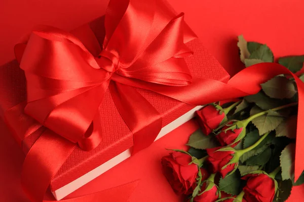Piękne Pudełko Kokardą Różami Czerwonym Tle Zbliżenie — Zdjęcie stockowe