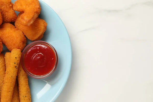 Bord Met Lekkere Ketchup Kipnuggets Kaasstokjes Marmeren Tafel Bovenaanzicht Ruimte — Stockfoto