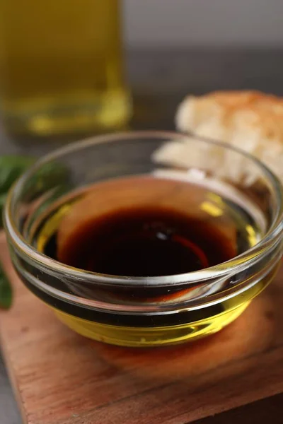Mangkuk Cuka Balsamic Organik Dengan Minyak Papan Kayu Closeup — Stok Foto