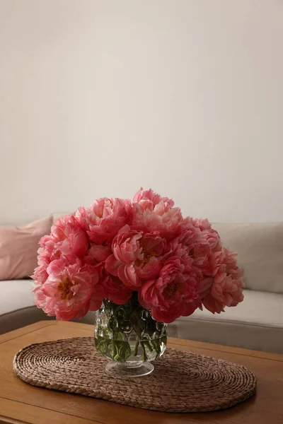 自宅のテーブルの上の花瓶の美しいピンクの牡丹 テキストのためのスペース インテリアデザイン — ストック写真