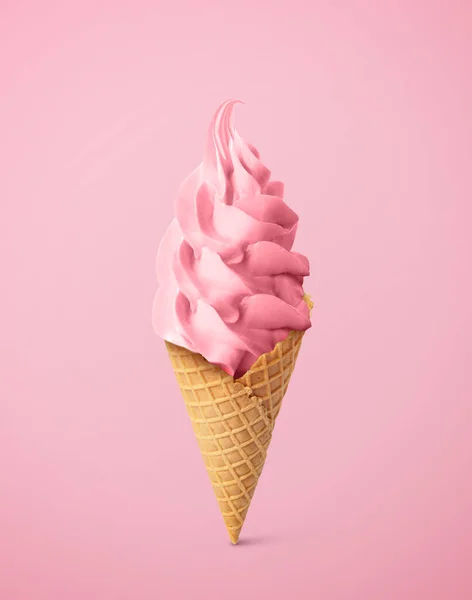 味浓郁的覆盆子或草莓冰淇淋 在松饼锥中 涂在粉红的背景上 软伺候 — 图库照片