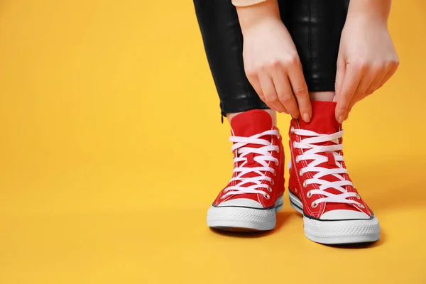 Sarı Arka Planda Şık Ayakkabılar Giyen Bir Kadın Yakın Plan — Stok fotoğraf
