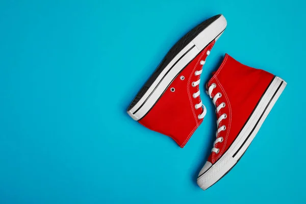 Ζεύγος Από Νέα Stylish Κόκκινα Sneakers Γαλάζιο Φόντο Επίπεδο Lay — Φωτογραφία Αρχείου