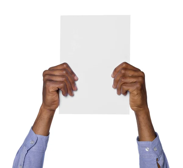 Afroamerikaner Mit Blatt Papier Auf Weißem Hintergrund Nahaufnahme Mockup Für — Stockfoto