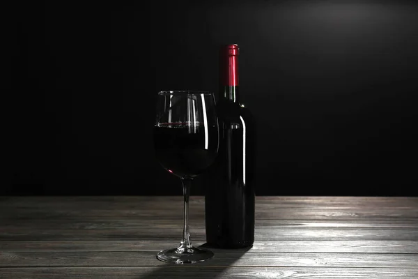 Üveg Üveg Vörösbor Asztalon Fekete Háttér — Stock Fotó