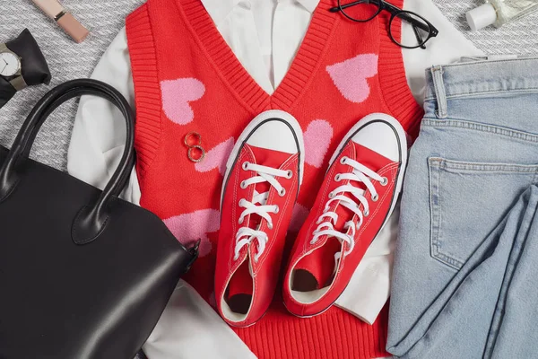 Een Paar Stijlvolle Rode Sneakers Kleding Accessoires Lichtgrijze Stof Plat — Stockfoto