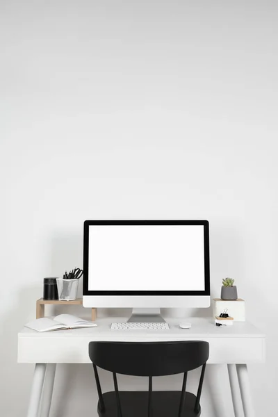 Gemütliche Arbeitsfläche Mit Laptop Zimmerpflanze Und Schreibwaren Auf Holztisch Hause — Stockfoto