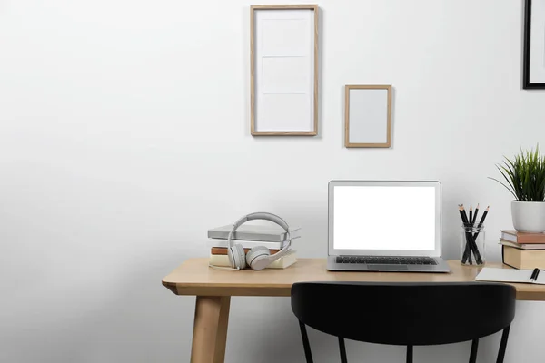 Espace Travail Confortable Avec Ordinateur Portable Papeterie Sur Bureau Bois — Photo