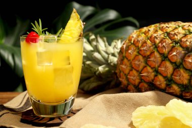 Biberiye ve kirazlı bir bardak lezzetli ananas kokteyli, yakın plan. Metin için boşluk