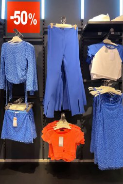 Modern butikte şık kadın kıyafetleri satışı ve koleksiyonu.