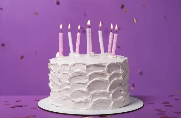 Delicioso Pastel Con Crema Velas Encendidas Sobre Fondo Púrpura —  Fotos de Stock