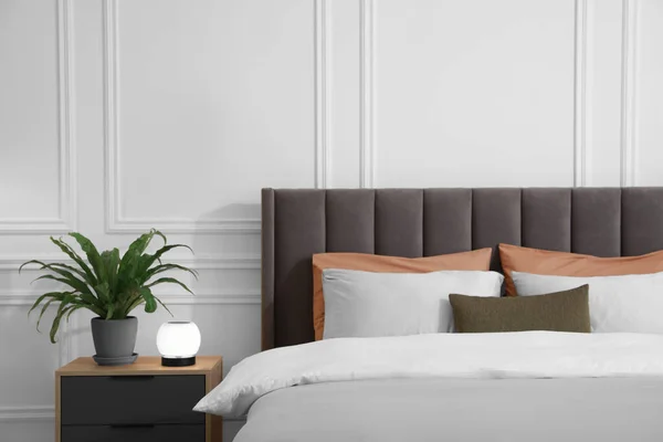 大きな快適なベッドとテーブル付きのスタイリッシュなベッドルームのインテリア — ストック写真