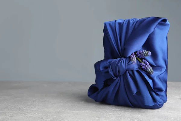 Техника Фуросики Подарок Упакован Голубую Шелковую Ткань Мускари Цветы Светло — стоковое фото