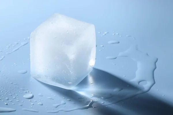 Cubo Gelo Cristalino Fundo Azul Claro Espaço Para Texto — Fotografia de Stock