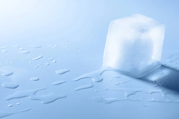 Açık Mavi Arkaplanda Kristal Berrak Buz Küpü Metin Için Boşluk — Stok fotoğraf