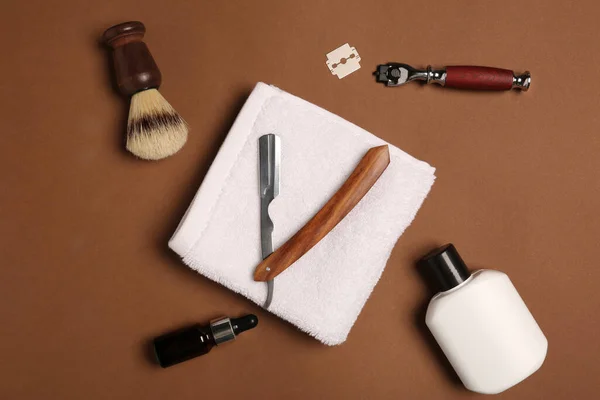 Set Rasierwerkzeuge Für Männer Auf Braunem Hintergrund Flach Gelegt — Stockfoto