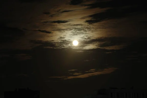 Γραφική Θέα Του Νυχτερινού Ουρανού Πανσέληνο Και Σύννεφα — Φωτογραφία Αρχείου